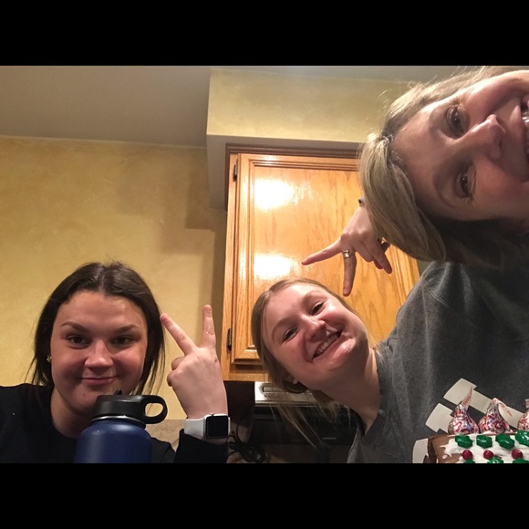 Meet your Posher, Caroline - Picture 1 of 1